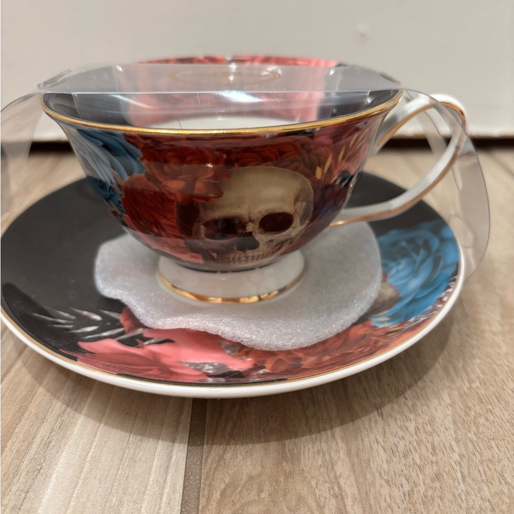 NWT Skull and Roses tea cup and saucer set